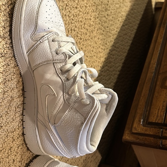 Air Jordon 1 mid /Youth 7 - Picture 3 of 4